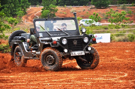 Mãn nhãn với màn đua ô tô địa hình giữa lòng Hà Nội